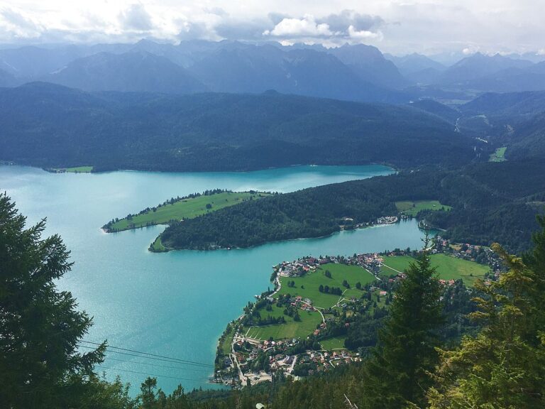 Deutschland, Bayern, Walchensee, Walchensee mit Kindern