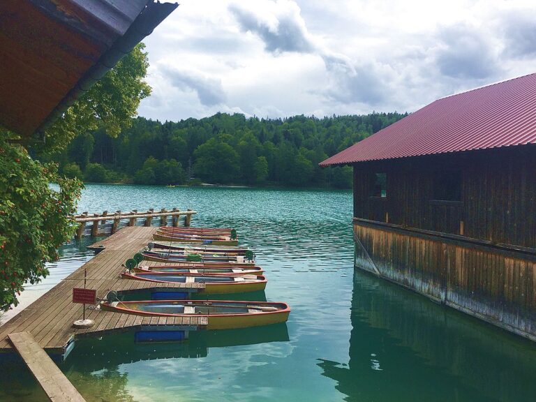 Deutschland, Bayern, Walchensee, Walchensee mit Kindern