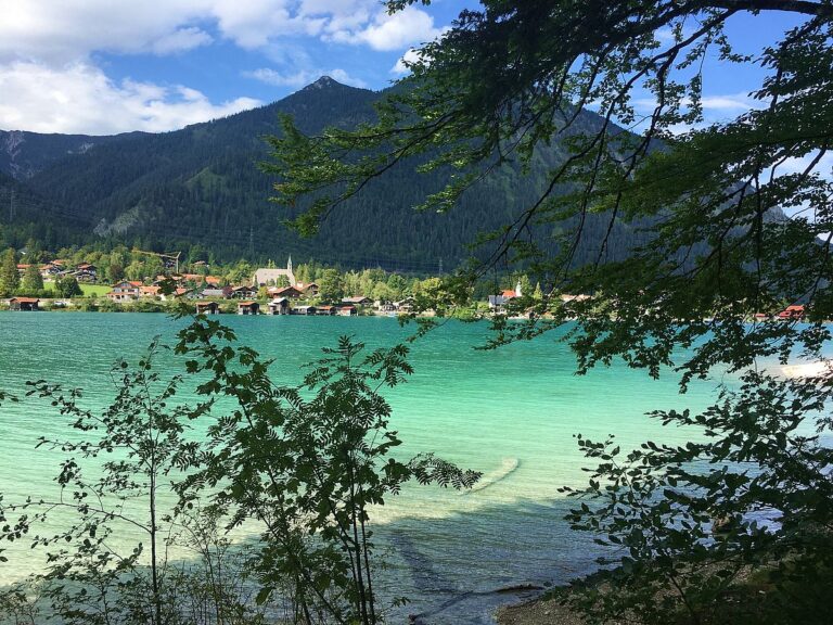 Deutschland, Bayern, Walchensee, Walchensee mit Kindern