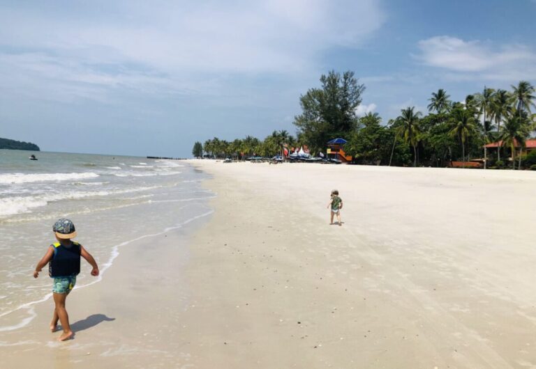 Fernreisen mit Kindern: Malaysia mit Kindern, Kinder am Strand auf Langkawi